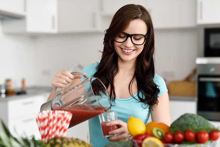 uma-mulher tomando um suco natural de morando